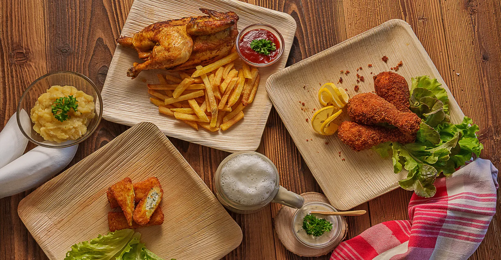 Grillhendl oder Backhendl, Pommes und Vegetarische Laibchen